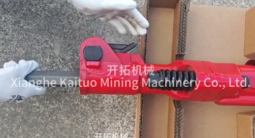M&aacute;y cắt kh&iacute; n&eacute;n TPB-90 trong trường hợp ph&aacute; dỡ đường.mp4